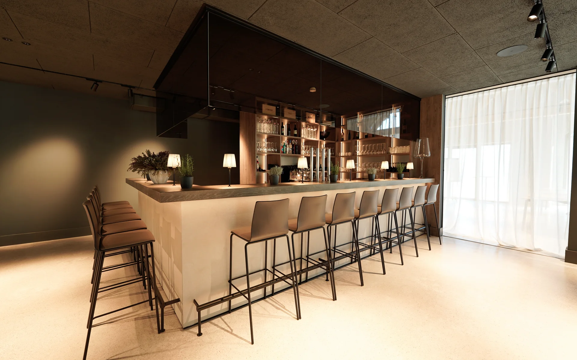 NILS am See: unser Event- und Seminarhotel im Burgenland Moderner Barbereich mit hohen Stühlen und indirekter Beleuchtung