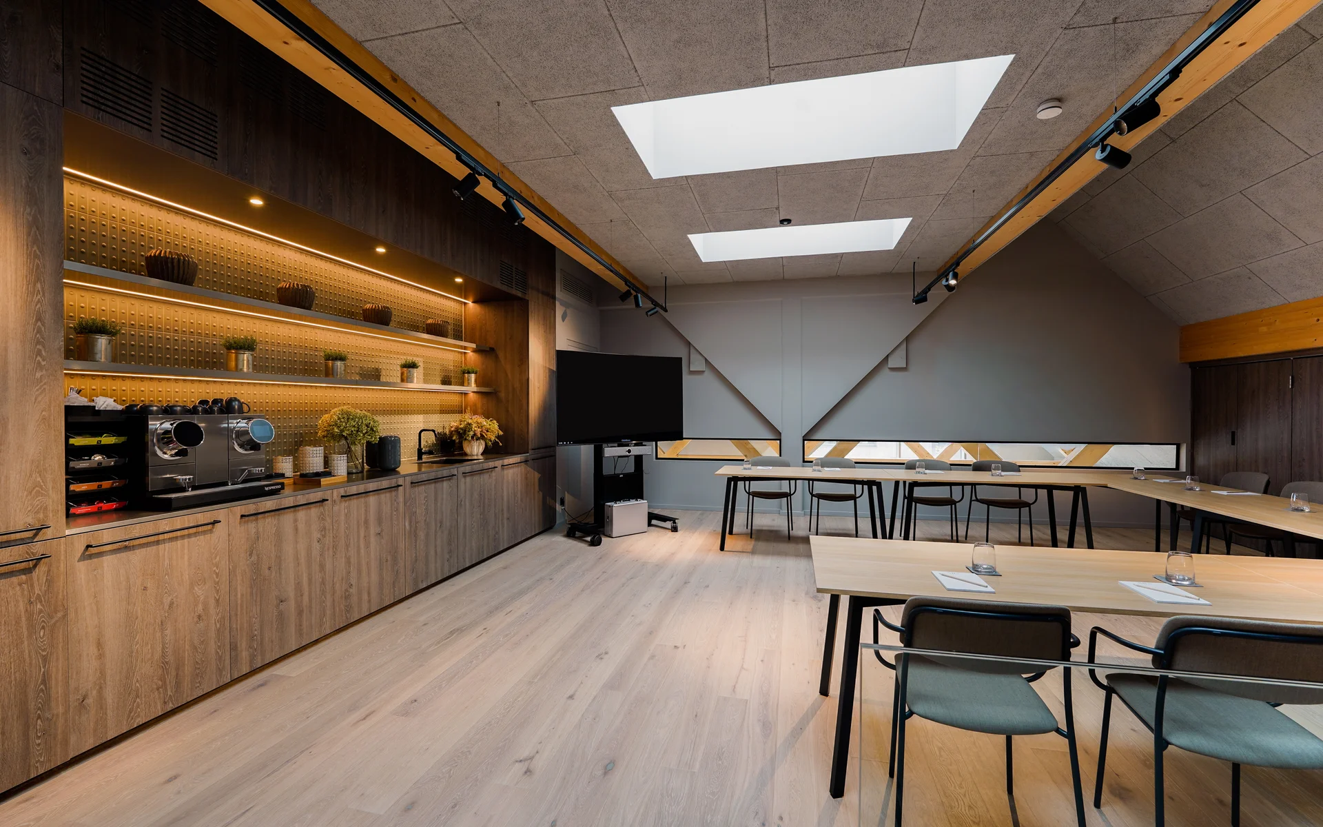 NILS am See: unser Event- und Seminarhotel im Burgenland Moderner Besprechungsraum mit Holzmöbeln, Kaffeeautomat und großen Fenstern