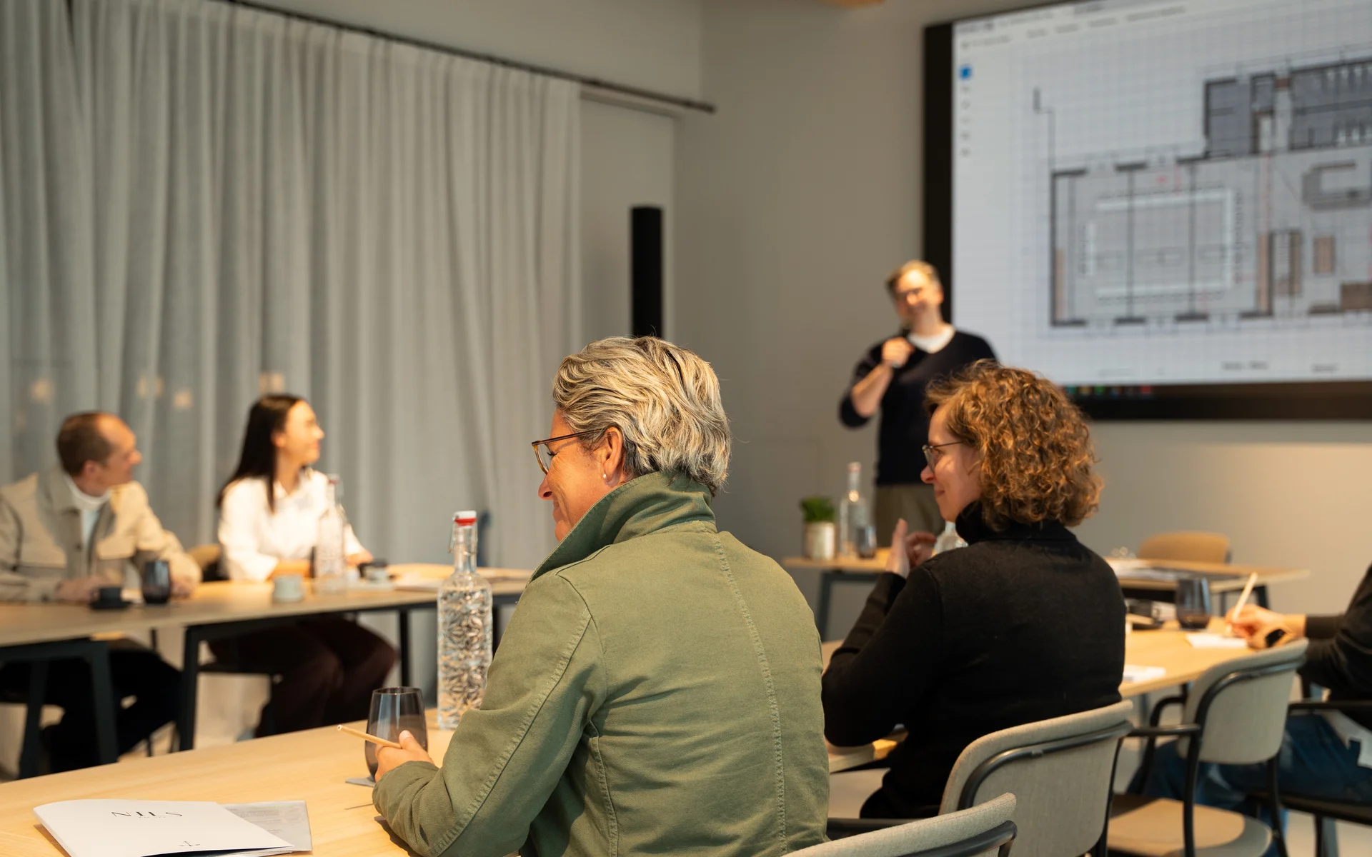 Menschen bei einer Präsentation in einem modernen Konferenzraum